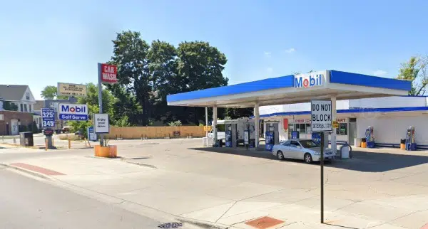 Evanston, IL - One Teen Dead and Four Injured in Shooting Outside Mobil Gas Station