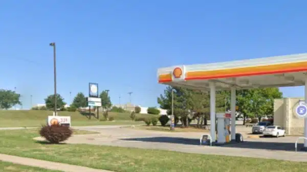 Kansas City, MO - Man Stabbed to Death Inside Shell Gas Station