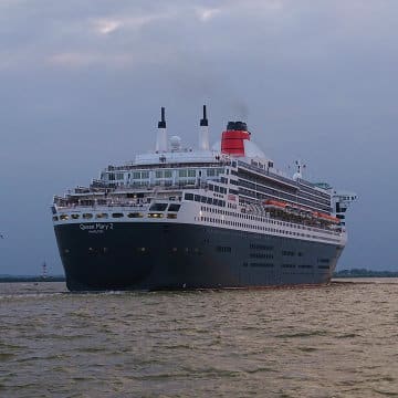 queen mary cruise ship at sea